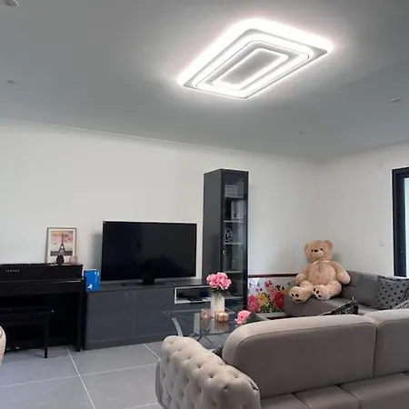 Maison Familiale Moderne Aux Portes De Paris *